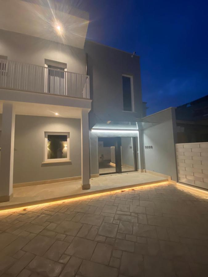 Grey House Guest House Luxury Latina Bagian luar foto